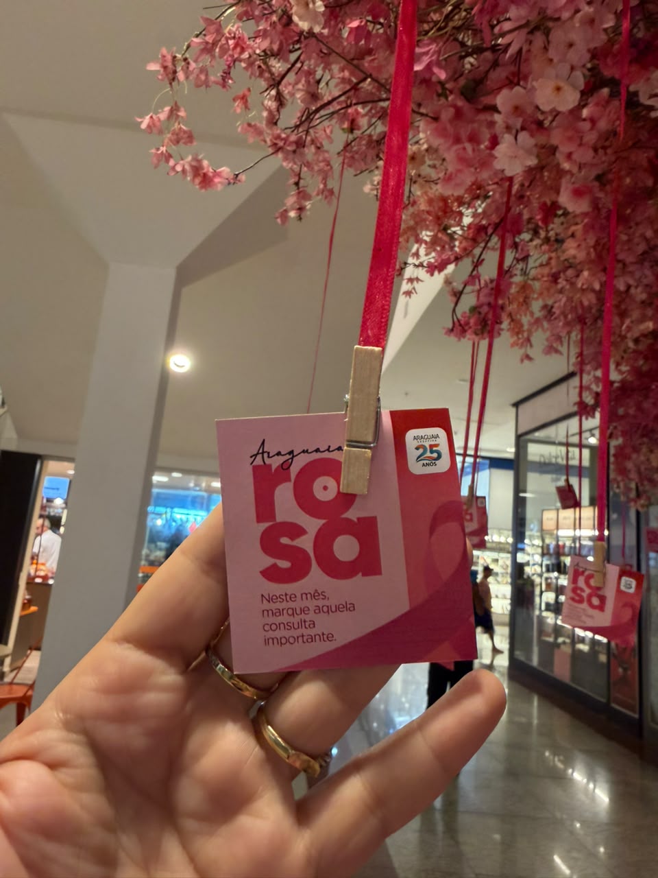 Ipê-rosa convida visitantes a colher mensagens de autocuidado no Araguaia Shopping